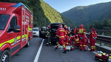 Tragedie pe DN7, după ce o stâncă s-a prăbuşit peste o maşină. Un bărbat şi-a pierdut viaţa