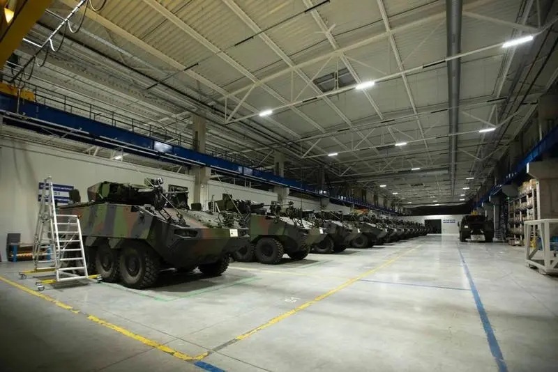 Trei directori din industria de armament, acuzaţi de luare de mită şi reţinuţi de DNA