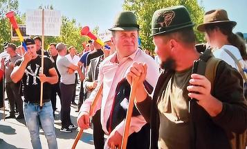 Tensiuni la protestul oierilor din Bucureşti. Jandarmii au folosit gaze lacrimogene