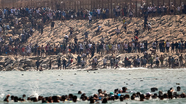 Criza migranţilor din Ceuta. 60.000 de oameni au intrat ilegal în Spania în ultimele zile. Apelul Ursulei von der Leyen