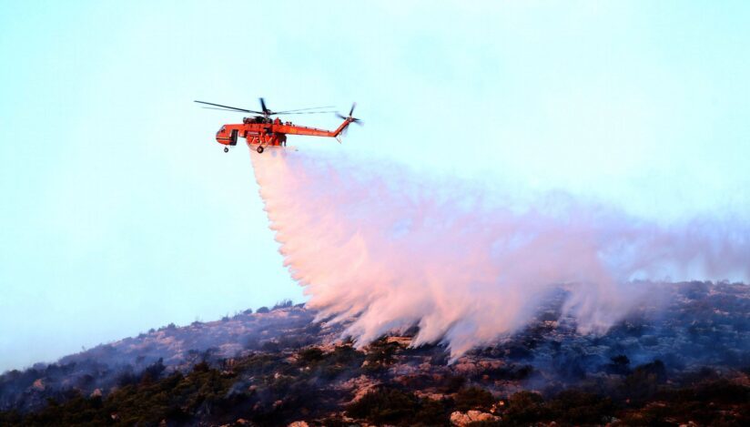 Două elicoptere de stingere a incendiilor s-au ciocnit în aer, în Grecia. Doi membri ai echipajului au murit