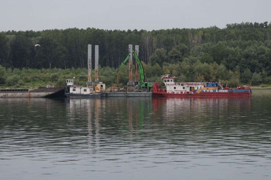 Operaţiunea de scufundare a barjelor pentru a creşte nivelul Dunării continuă: „Orice centimetru în plus câştigat este benefic pentru funcţionarea centralei”