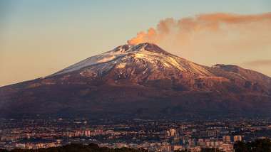 Vulcanul Etna a erupt din nou şi a blocat traficul pe aeroportul din Catania. Alerte de călătorie pentru turişti