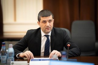 Trei tineri, reţinuţi în cazul ambulanţei atacate cu topoare. Miruţă face apel la Grindeanu să pună pe ordinea de zi legea împotriva dezinformării