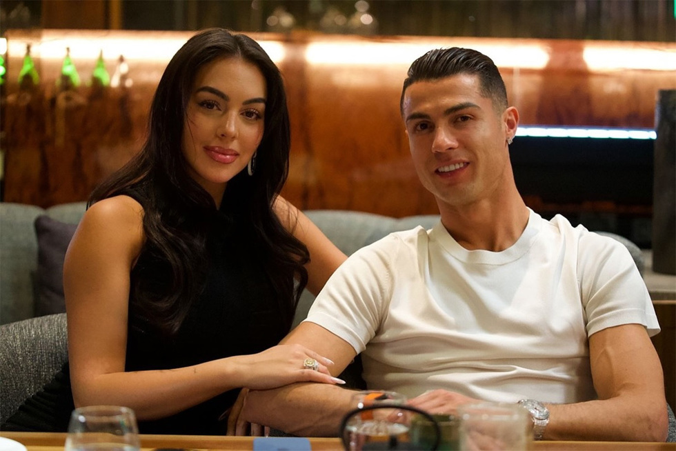 Mii de fani s-au strâns la o catedrală din Madeira, pentru presupusa nuntă a lui Cristiano Ronaldo cu Georgina. Mirii au fost însă alţii