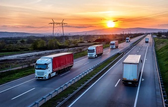 Restricţii de circulaţie pentru vehiculele de peste 7,5 tone în perioada 14-17 august. A2, DN7 şi drumurile spre litoral, vizate