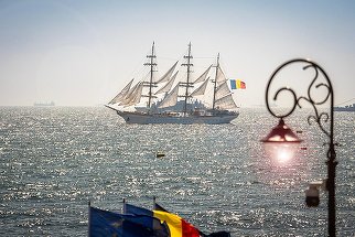 Ziua Marinei a început la Constanţa cu mii de oameni şi zeci de nave. Ilie Bolojan participă, Nicuşor Dan lipseşte pentru al doilea an consecutiv