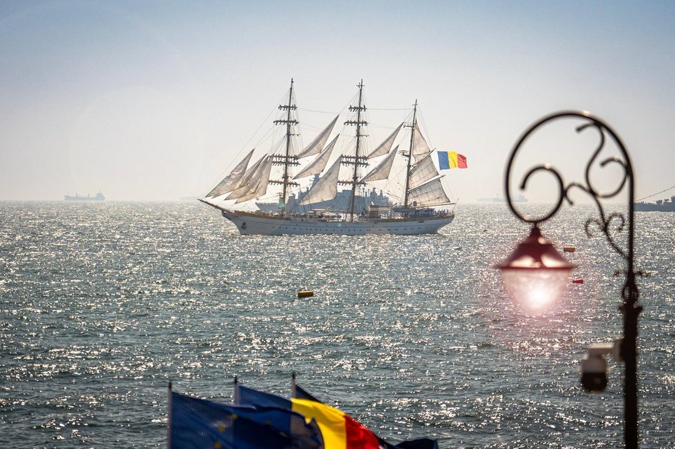 Ziua Marinei a început la Constanţa cu mii de oameni şi zeci de nave. Ilie Bolojan participă, Nicuşor Dan lipseşte pentru al doilea an consecutiv