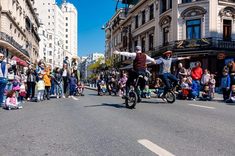 Calea Victoriei devine loc de promenadă în weekend. Programul „Străzi Deschise” aduce sport, magie şi activităţi pentru copii