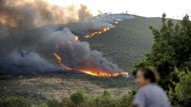 Vreme extremă în Europa. Spania se luptă cu incendiile de vegetaţie, iar furtunile mătură plajele din Italia