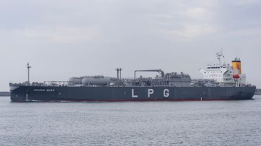 Navă comercială în flăcări în Marea Neagră, în zona economică a României. Toţi cei 12 marinari au fost salvaţi/ Nicuşor Dan: Nava a fost lovită