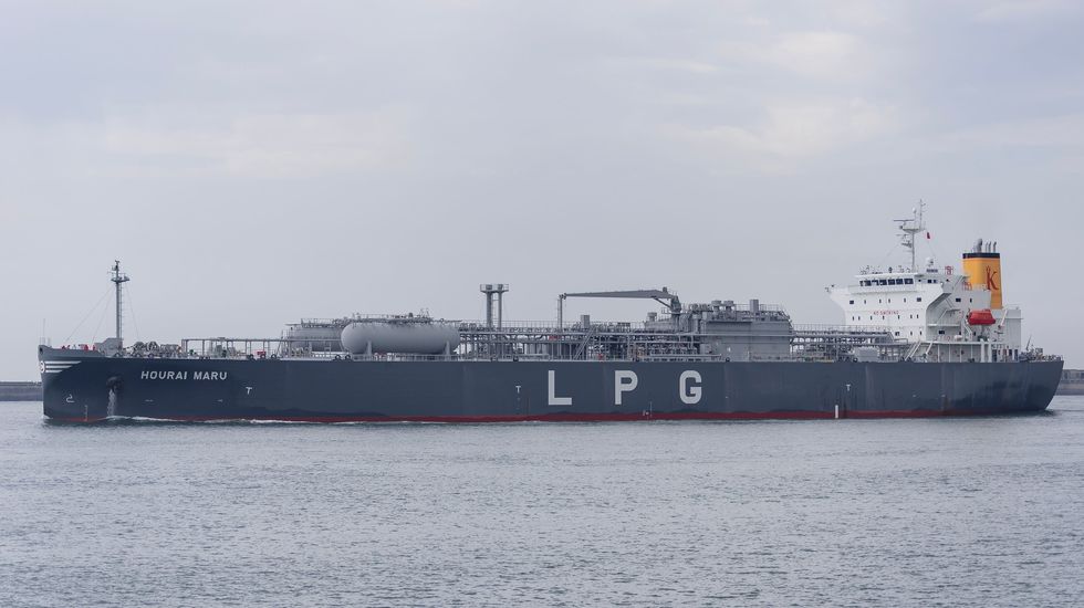 Navă comercială în flăcări în Marea Neagră, în zona economică a României. Toţi cei 12 marinari au fost salvaţi/ Nicuşor Dan: Nava a fost lovită