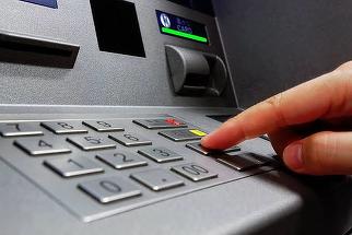Schimbare importantă la bancomate. Românii ar putea retrage exact suma dorită, indiferent de banca emitentă a cardului