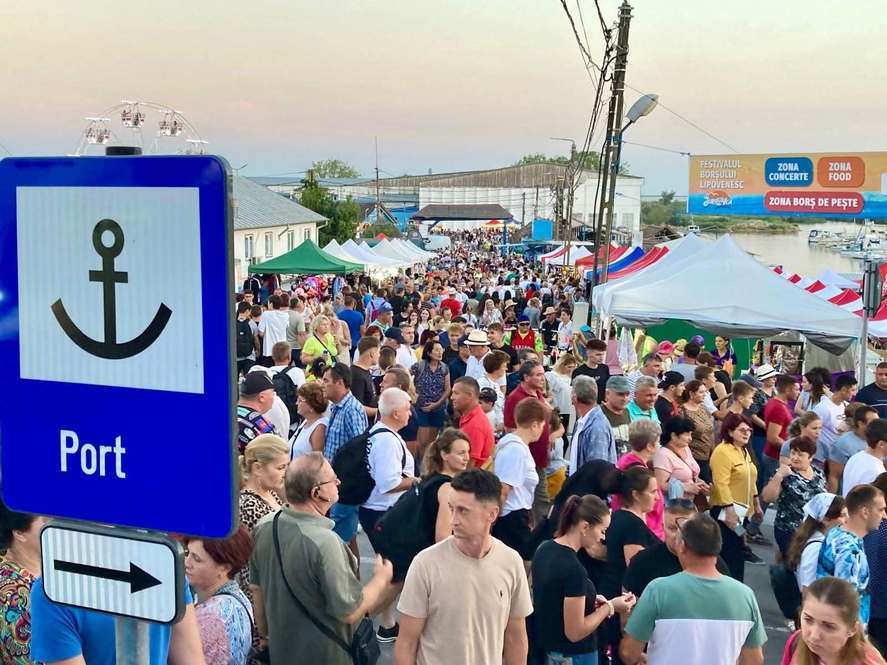 Sute de turişti au mers la Jurilovca, pentru Festivalul Borşului Lipovenesc, deşi evenimentul nu a mai fost organizat în acest an. Primarul dă vina pe inteligenţa artificială