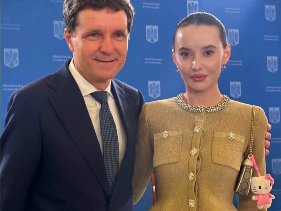 Cine este, de fapt, femeia cu „Hello Kitty” din poza virală cu Nicuşor Dan. Fake news-ul a ajuns la un milion de români