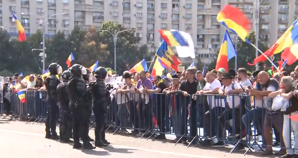 Protestul din Piaţa Victoriei a degenerat: fermierii au rupt cordonul de jandarmi. 24 de persoane rănite