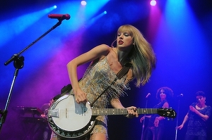 Taylor Swift a bătut recordul de premii la MTV Video Music Awards. Artista a depăşit-o pe Beyonce la numărul de trofee