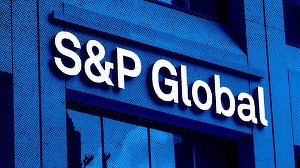 S&P decide vineri soarta ratingului României. Deficitul scade, dar criza politică şi economia fragilă menţin riscul de „junk”