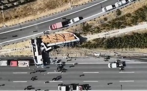 Un autocar de turism şi un TIR s-au ciocnit pe o autostradă din Turcia. 11 oameni au murit, iar alţi 27 au ajuns la spital