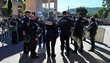 Atac armat la o şcoală din Franţa. Un elev de 14 ani a împuşcat doi profesori