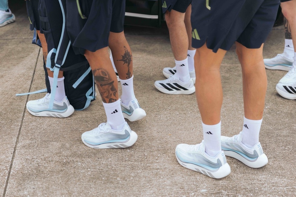 Jucătorii internaţionali ai naţionalelor Spaniei, Germaniei, Argentinei, Japoniei şi Mexicului poartă pantofii personalizaţi adidas Originals Hyperboost Euphoria în timpul meciurilor de deschidere FIFA World Cup 2026
