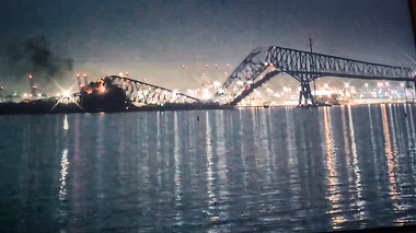 UPDATE - VIDEO - Un pod din Baltimore, SUA, s-a prăbuşit după ce a fost lovit de o navă. Maşini şi oameni căzuţi în apă. Şase muncitori care erau daţi dispăruţi se presupune că au murit