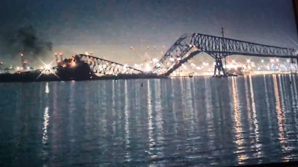 UPDATE - VIDEO - Un pod din Baltimore, SUA, s-a prăbuşit după ce a fost lovit de o navă. Maşini şi oameni căzuţi în apă. Şase muncitori care erau daţi dispăruţi se presupune că au murit