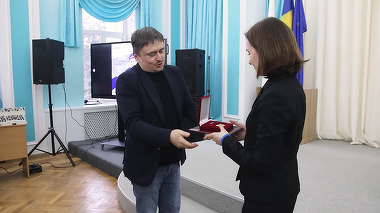 VIDEO - Regizorul Cristian Mungiu, decorat de Maia Sandu cu „Ordinul de Onoare”