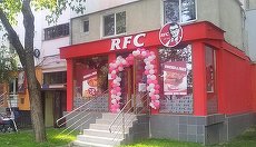 Un bistriţean, dat în judecată de KFC pentru că i-ar fi furat logo-ul şi sloganul