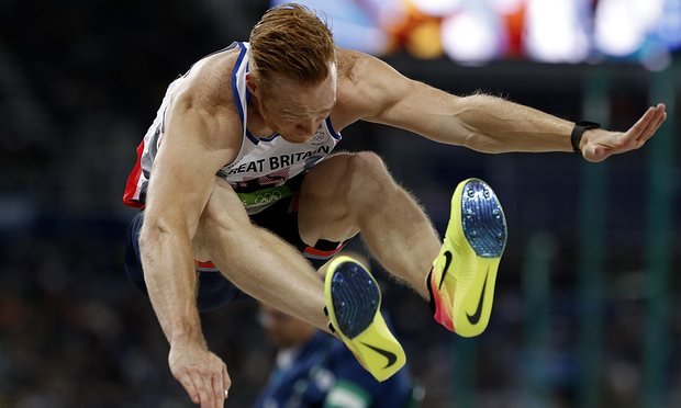 Greg Rutherford, unul dintre atleţii care participă la "I Am Team GB". Foto: The Guardian