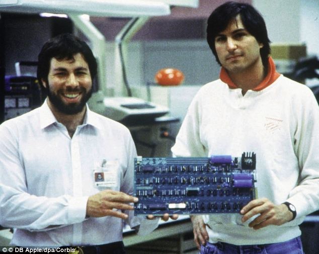 Steve Wozniak si Steve Jobs la începuturile Apple. Sursa: DB Apple/dpa/Corbis, via Daily Mail