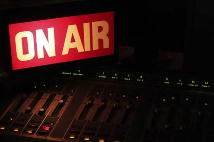 Doliul în FM. Guerrilla, fără publicitate sâmbătă. Rock şi Gold, fără matinal. Europa FM renunţă la unele emisiuni