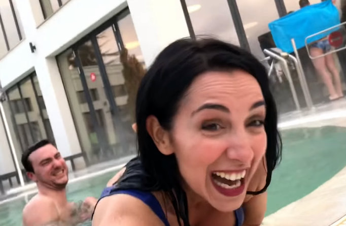 Perfect imperfecţii. Emma Zeicescu şi Claudiu Popa, vloggeri de ocazie. În saună, în piscină, în jacuzzi, în maşină