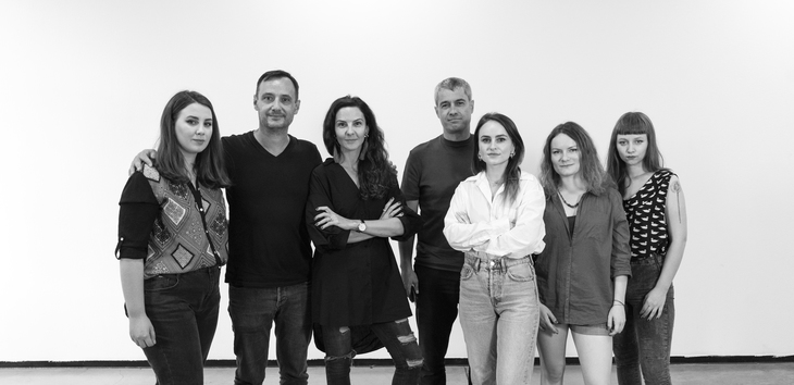 Echipa Lovedeco.ro. De la stânga la dreapta: Cezara Palade (redactor), Dragoş Vîlcu (investitor), Liviana Rotaru Conţelman (project manager), Răzvan ionescu (publisher), Alina Ciobanu (redactor-şef), Andreea Udrea (foto-video), Denisa Niţă (redactor-şef adjunct)