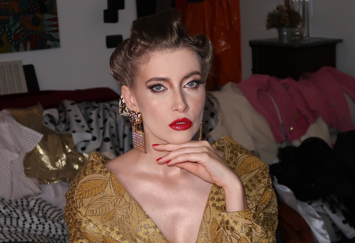 Iulia Albu începe noua emisiune la Antena Stars