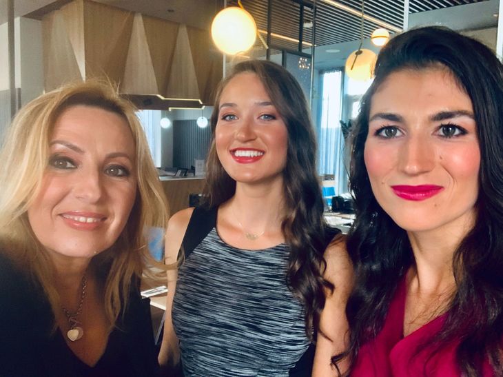 Irina Păcurariu şi cele două canotoare: Simona Radiş şi Ancuţa Bodnar. Foto: TVR