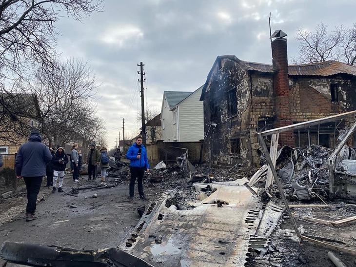 Jurnalişti în Ucraina, la datorie (În foto reporterul român Cristi Popovici). Sursa foto: Facebook.com/Cristi Popovici, corespondent Antena 3