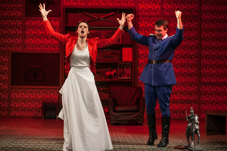 Spectacolul „Soldatul de ciocolată (sau Armele şi omul)" de la Teatrul Odeon. Sursa foto: www.teatrul-odeon.ro