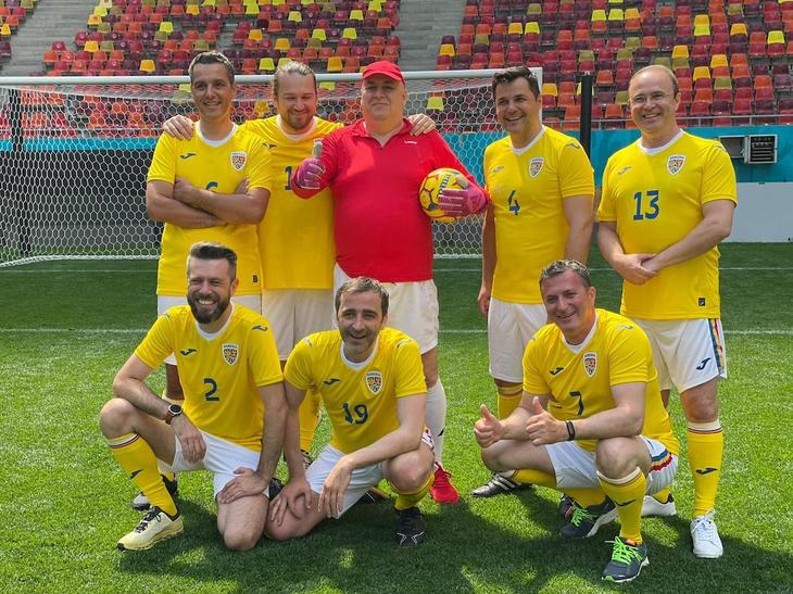 Cristi Brancu, Cove, Sebastian Zachmann, Marius Saizu, Daniel Osmanovici, Grig Chiroiu, Toni Ionescu şi Codruţ Kegheş (Dezbrăcatu). Vedetele Prima TV într-un spot de promovare a meciurilor naţionalei. Sursa foto: Prima TV