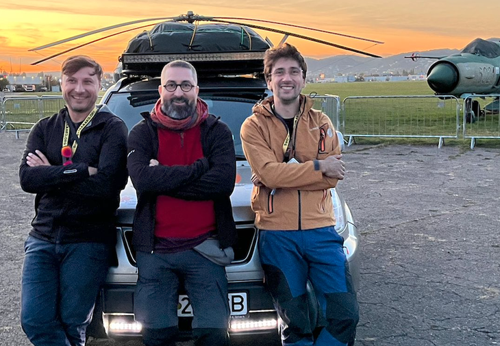 INTERVIU. Jurnalistul Cosmin Savu pleacă într-un raliu caritabil, până-n Africa. Ţine şi un jurnal video. Interviu din Budapesta