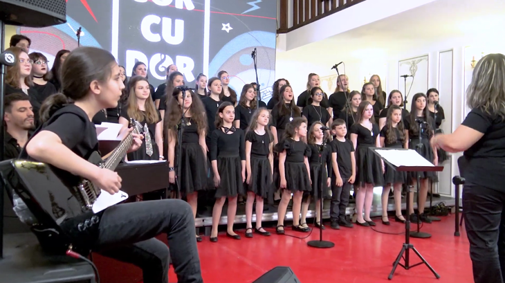 VIDEO. Concert special cu copiii de la Cor cu Dor, care au cântat cu nume ca Iris, Nikos Vertis şi Andra. Cum puteţi lua bilete?