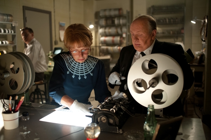 Anthony Hopkins, în rolul celebrului regizor
Alfred Hitchcock. În această scenă din filmul „Hitchcock” este alături de actriţa Helen Mirren, care în film o interpretează pe soţia sa / foto: TVR