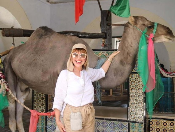 EXCLUSIV! Marina Almăşan, „Pe cămilă, prin Tunisia”. Lansează a 18-a carte. „Îmi place să stau la câte o terasă în zonele aglomerate şi să casc gura la oameni”