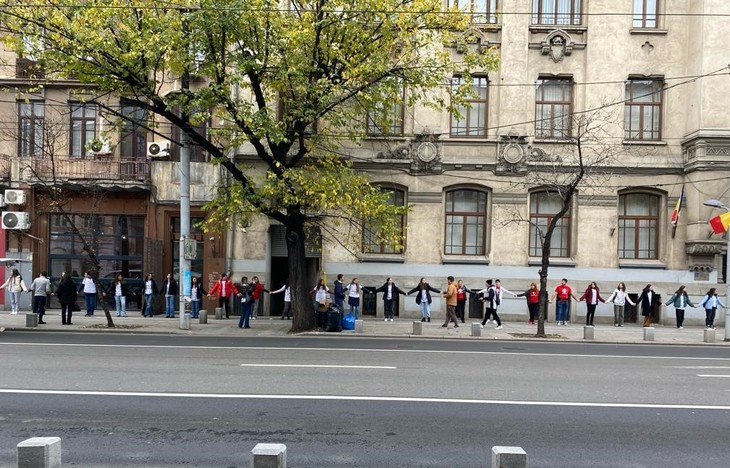 Organizatorii campaniei au realizat un lanţ uman, cu mai mulţi copii, pentru a demonstra că, uneori, între liceu şi cea mai apropiată casă de pariuri, sunt distanţe de numai câteva sute de metri / foto: Organizaţia Salvaţi Copiii