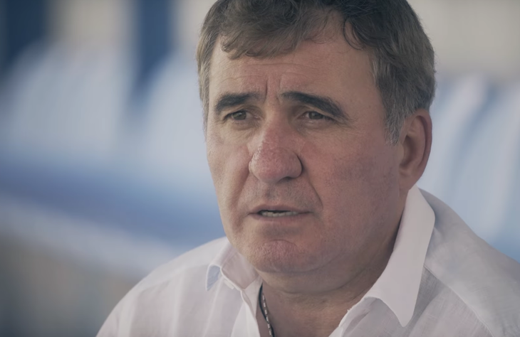 Producţia cinematografică prezint[, atât prin imagini de arhivă, cât şi prin interviuri, nume celebre din fotbal, precum Gheorghe Hagi