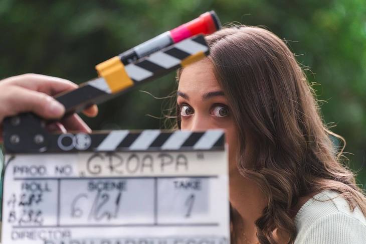 Actriţa Teona Stavarachi interpretează unul dintre rolurile principale din serialul „Groapa - Familia e totul!” produs de Pro TV pentru platforma de streaming VOYO / foto: Pro TV