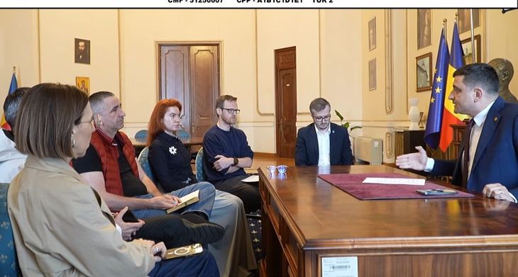FĂRĂ PRECEDENT. George Simion i-a filmat fără voia lor pe jurnaliştii Digi24 veniţi să negocieze dezbaterea la postul TV. A publicat apoi filmul