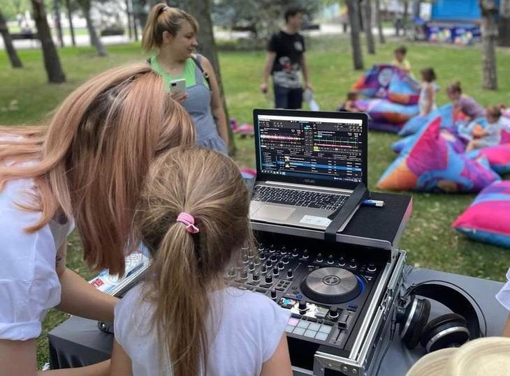 Cursuri gratuite de jurnalism pentru copii. Itsy Bitsy organizează o nouă ediţie a evenimentului Radio Boot Camp