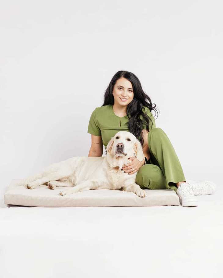 De la clinică la social media: povestea medicului veterinar Carmen Totolici. „Se viralizează subiectele mai controversate, legate de alimentaţie, de exemplu, sfaturi practice uşor de aplicat”