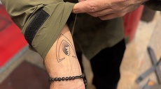 VIDEO. Publicitar cu 30 de ani experienţă, la Trădătorii, pe Pro TV. A fost atât de marcat că şi-a tatuat sigla emisiunii!